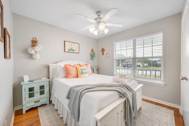 Dhomë e lehtë dhe e ndritshme për vizitorët me krevat dopio "queen". Pasqyrë me madhësi të plotë për të bërë gati ditën e lojës