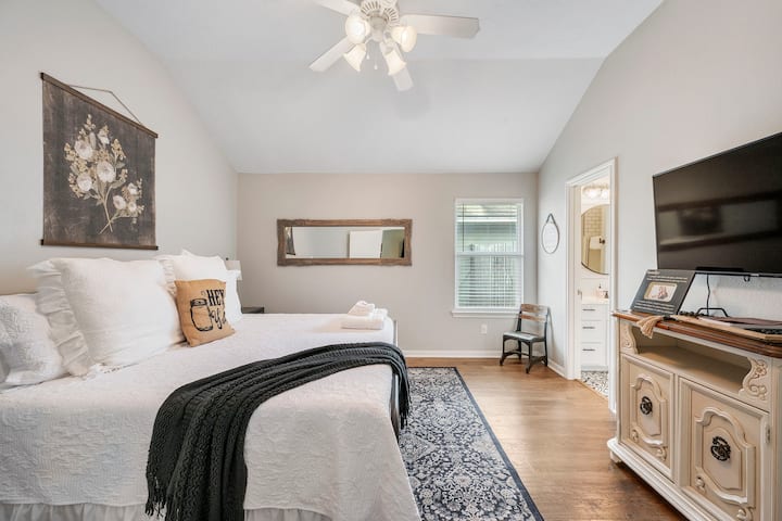 Dhomë gjumi kryesore me krevat dopio "king" dhe një televizor inteligjent me ekran të sheshtë