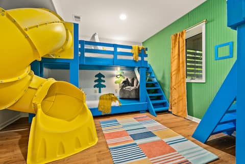 5BR Family Play Resort! Hot Tub, Mini Golf, Games!
