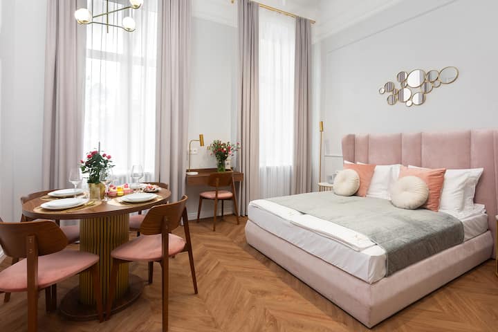 חדר שינה עם פינת עבודה ושולחן אוכל