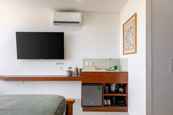 ثلاجة صغيرة. خلاط. آلة تحضير القهوة. 