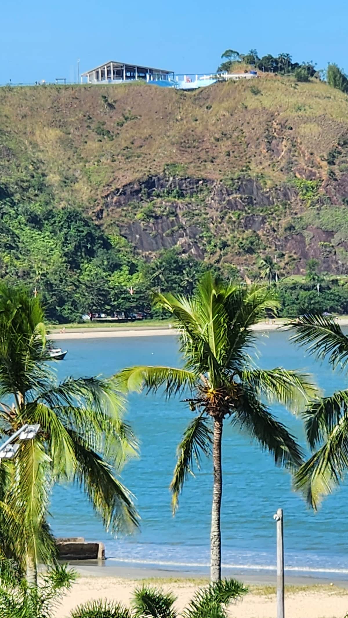 Dhomë me ballkon buzë plazhit 