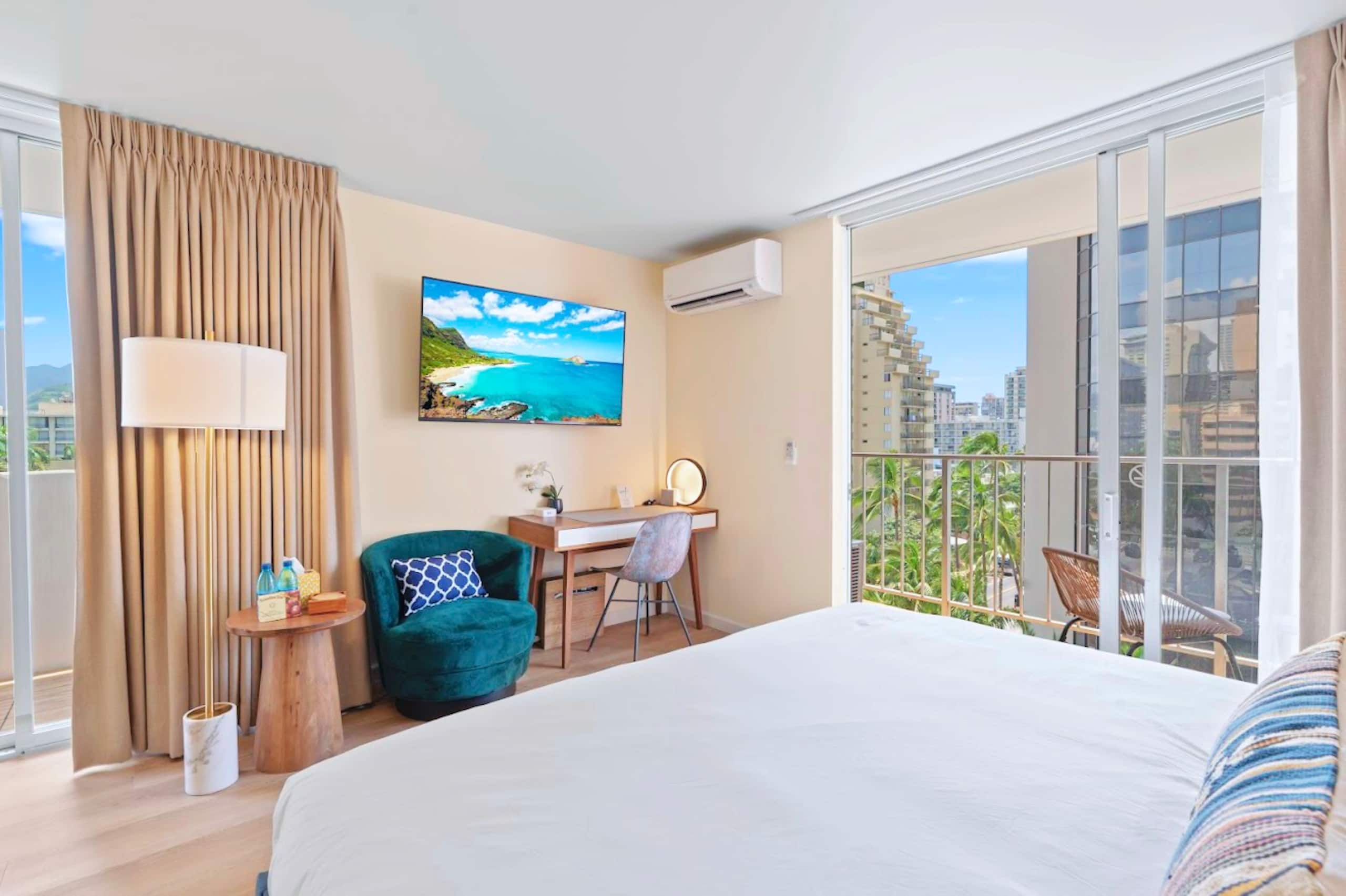 New! Gorgeous Boutique King Studio w/Parking~ - Image 6