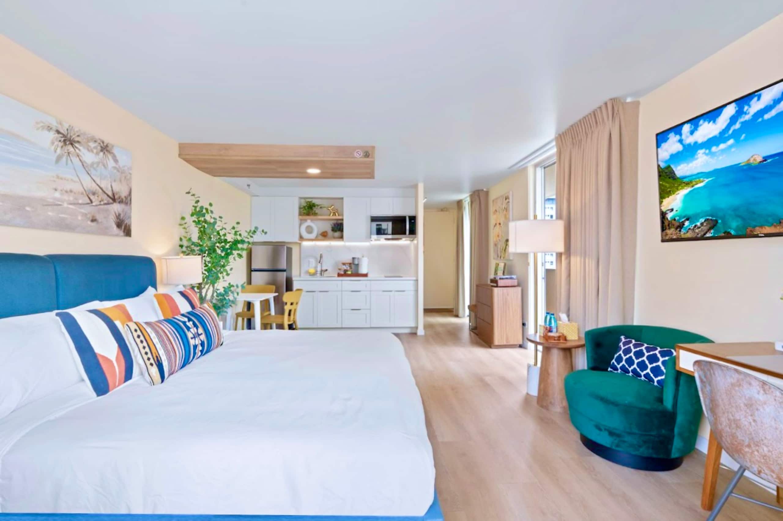 New! Gorgeous Boutique King Studio w/Parking~ - Image 7
