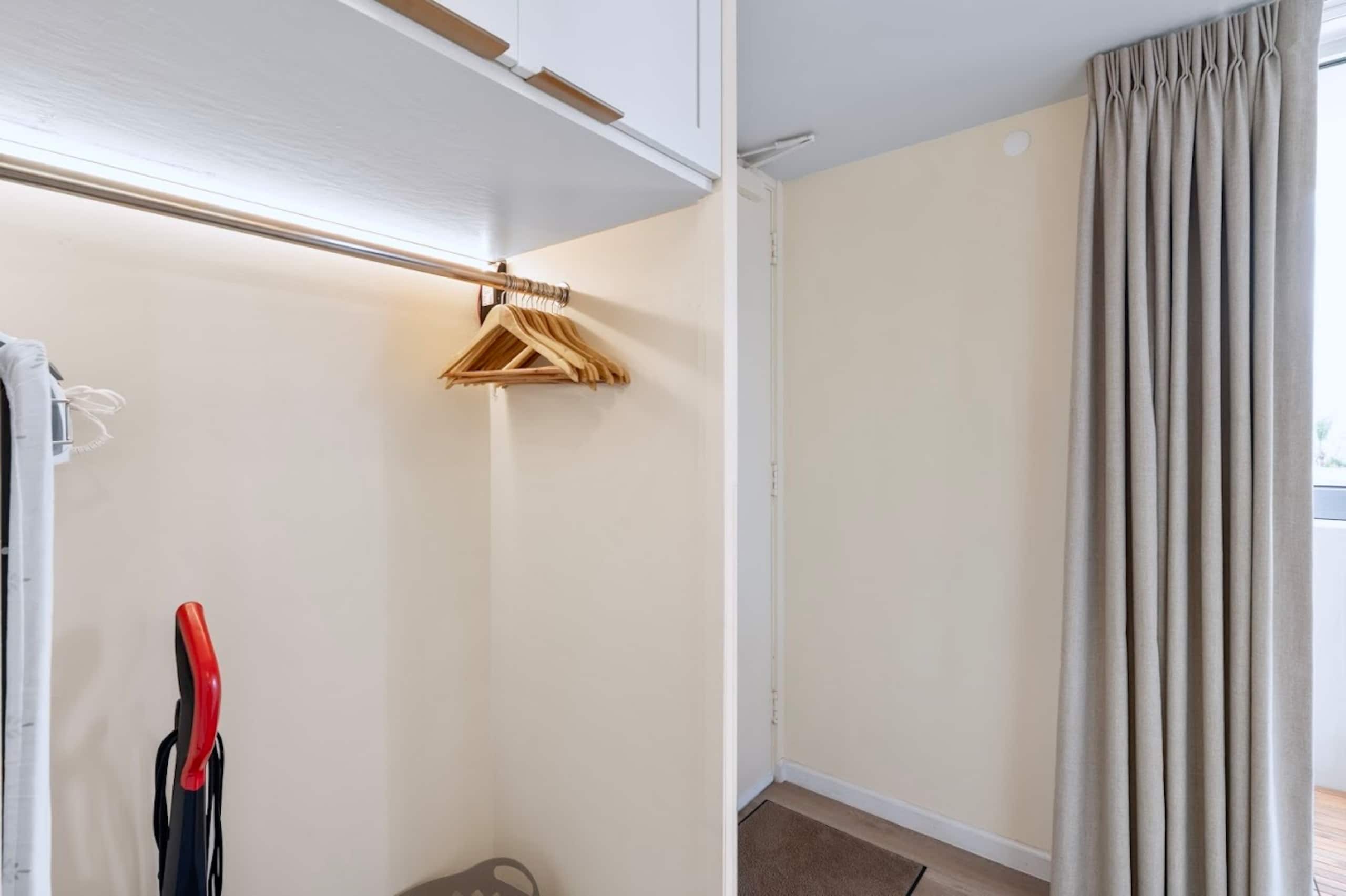 New! Gorgeous Boutique King Studio w/Parking~ - Image 24