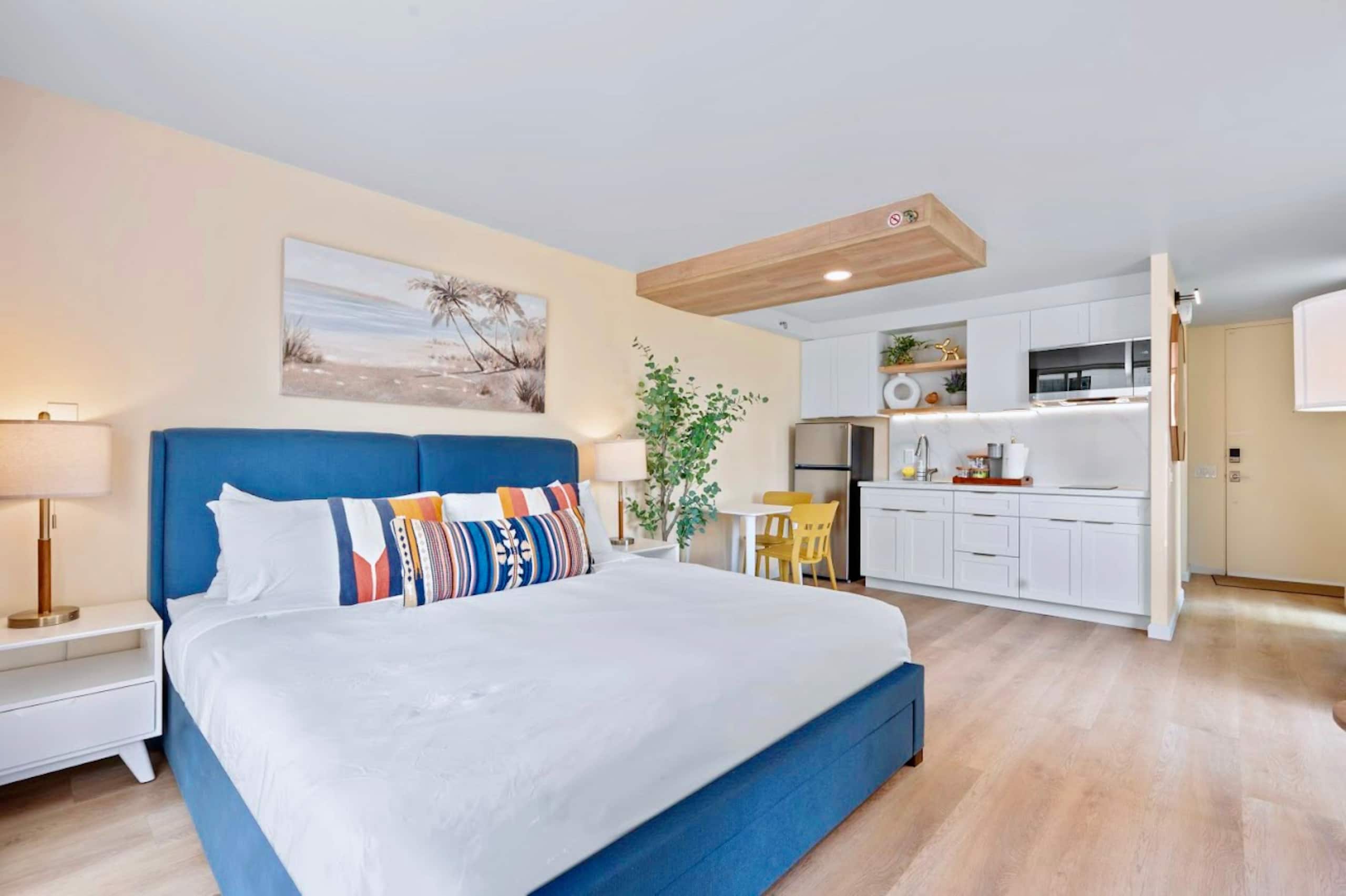 New! Gorgeous Boutique King Studio w/Parking~ - Image 4