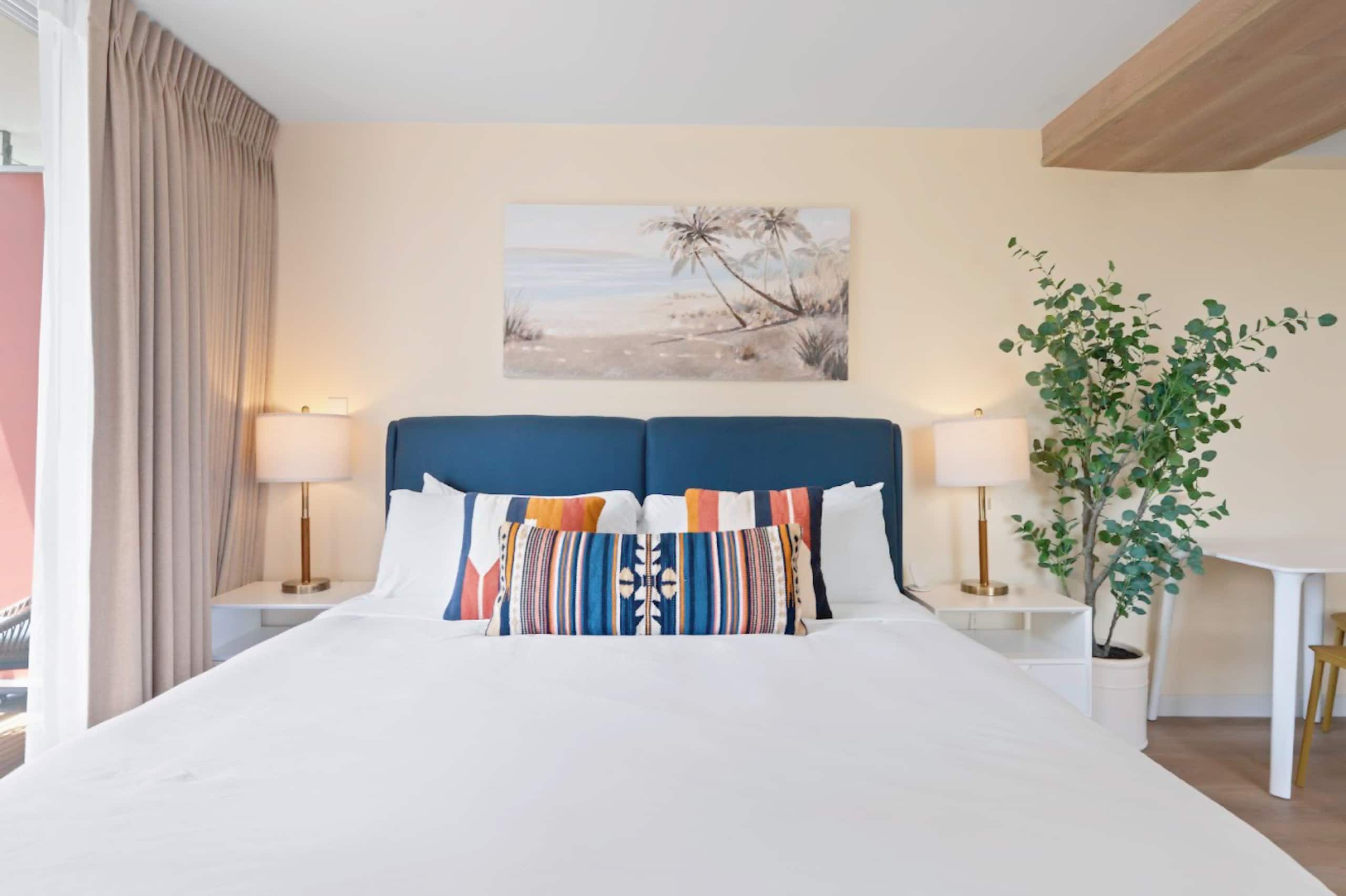New! Gorgeous Boutique King Studio w/Parking~ - Image 2