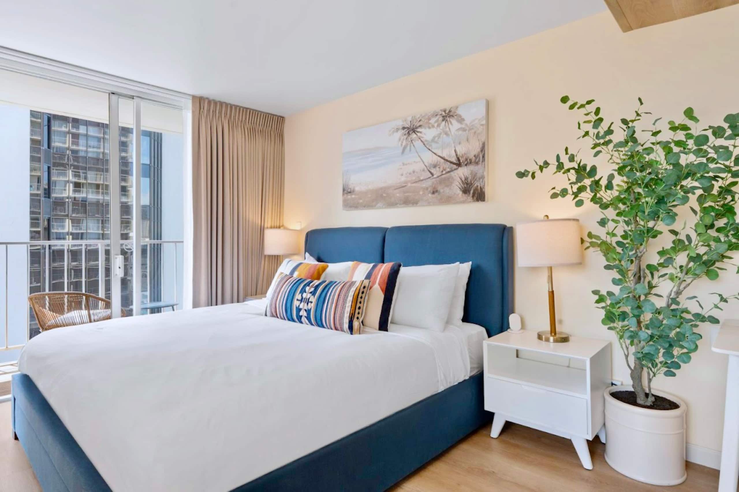 New! Gorgeous Boutique King Studio w/Parking~ - Image 3