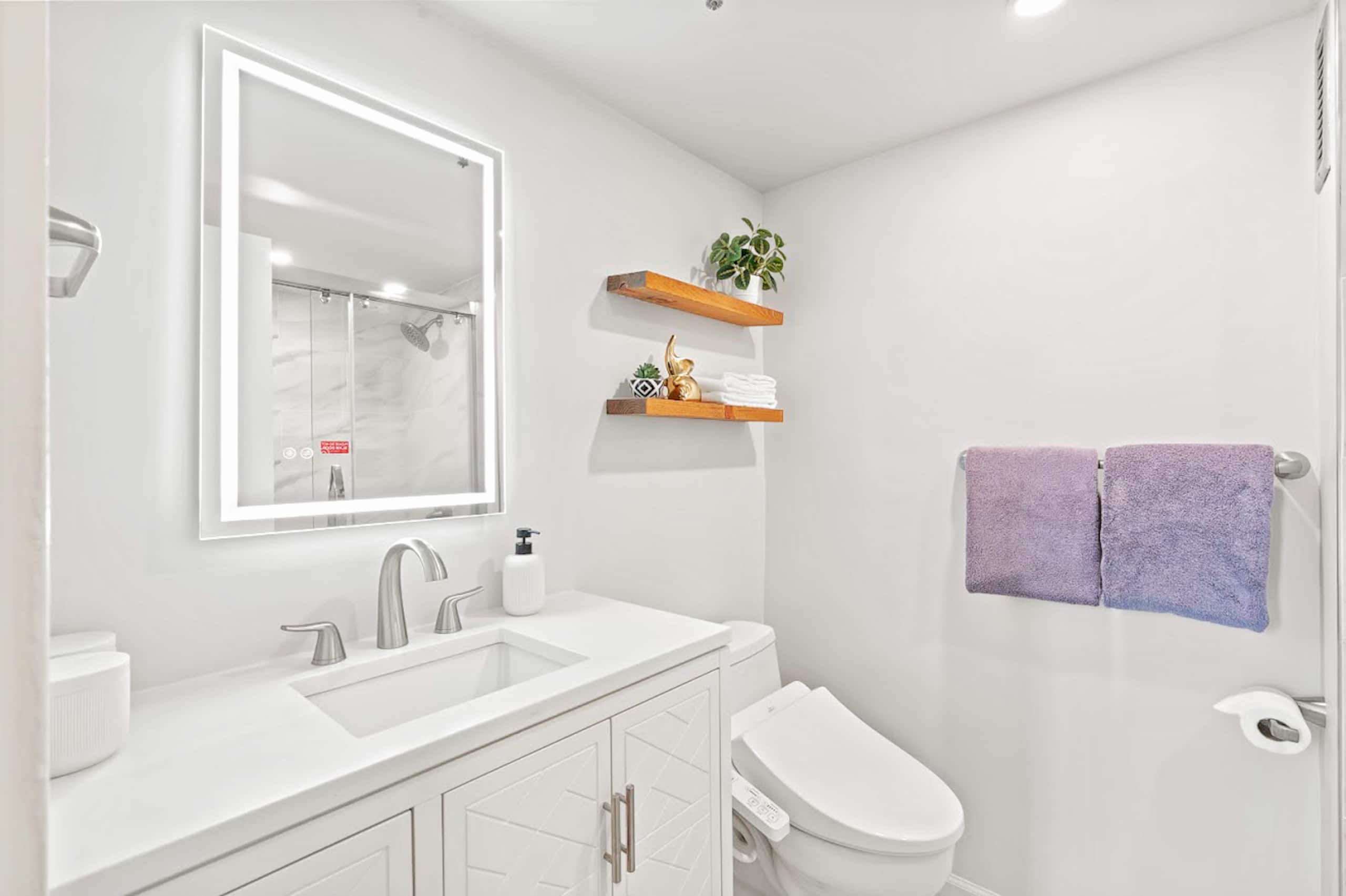 New! Gorgeous Boutique King Studio w/Parking~ - Image 20