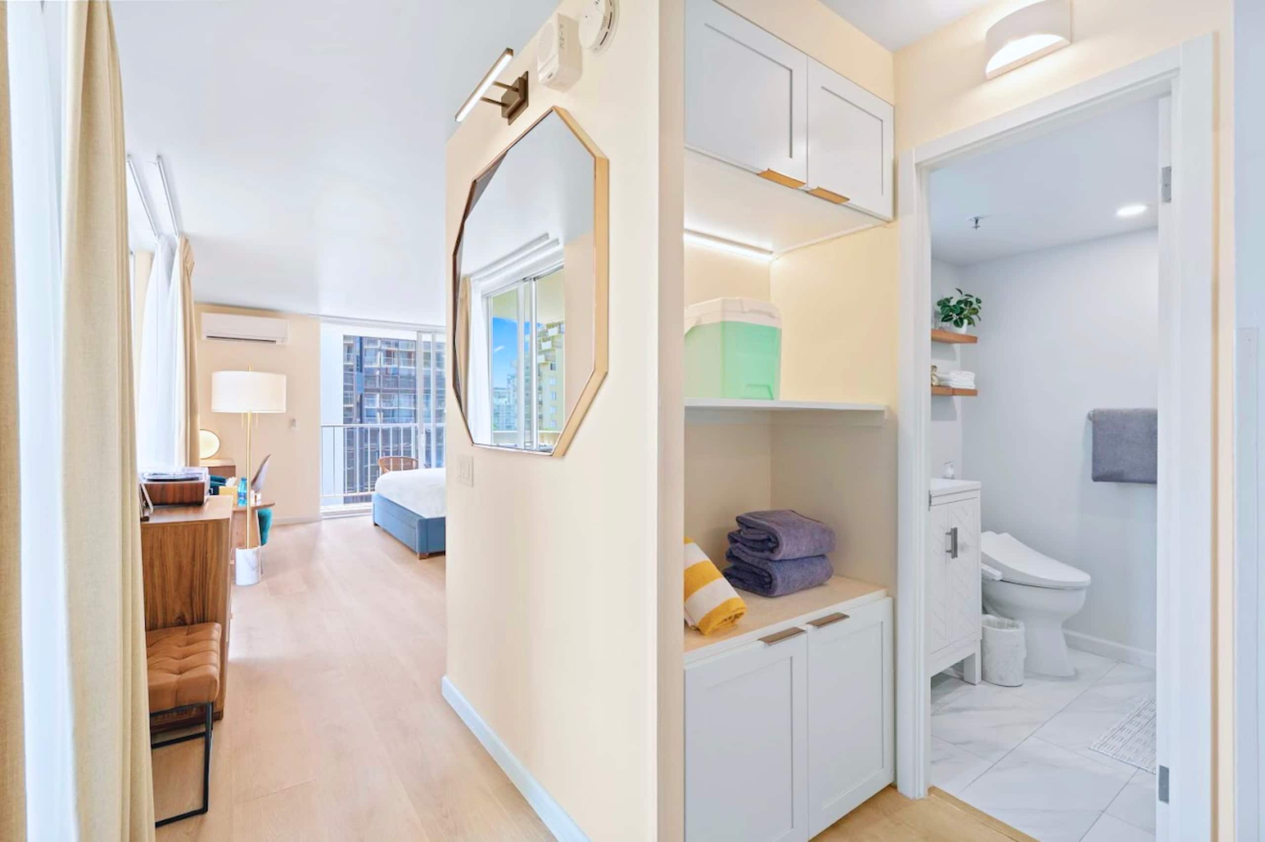New! Gorgeous Boutique King Studio w/Parking~ - Image 10