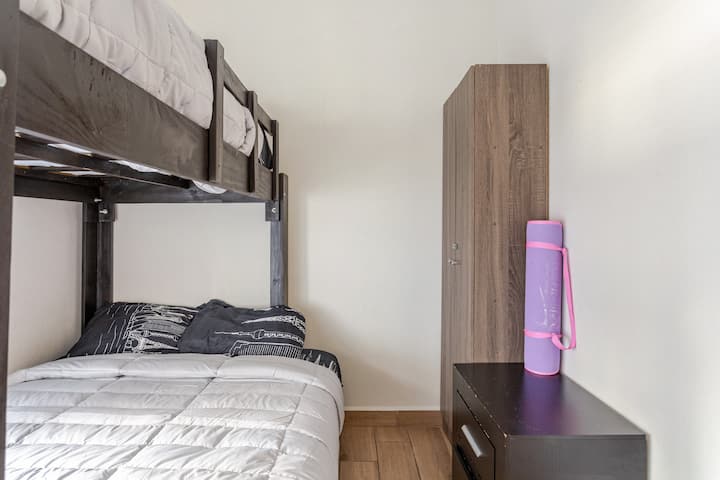 ✨ ¡Descubre este acogedor dormitorio con literas! Perfecto para aprovechar al máximo el espacio. Con luz natural y detalles modernos, es ideal para quienes aman la simplicidad y el estilo. 