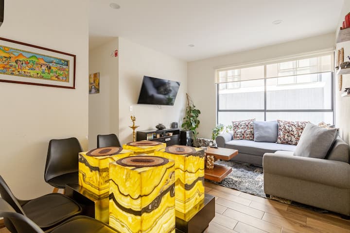 ¡Bienvenidos a mi oasis! ✨ ¿Quién más ama un espacio que equilibre lo moderno y lo acogedor? ☕️ ¡Comparte tu rincón favorito en casa! 