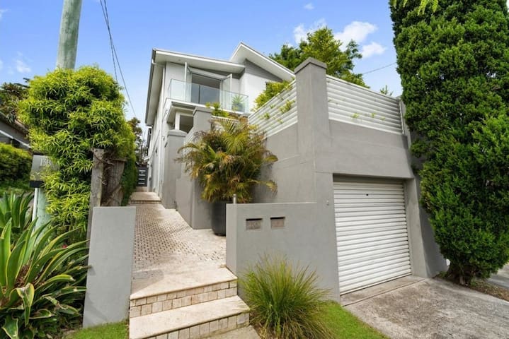 Designer Beach House in Coogee gallery image 2