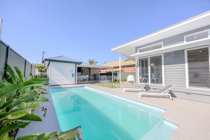 Resort-style Retreat: Dual Homes & Pool Near Beach - Ettalong Beach