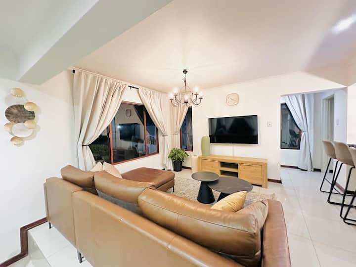 Lovely Home With Pool, Backup Electricity & Water - Lanseria