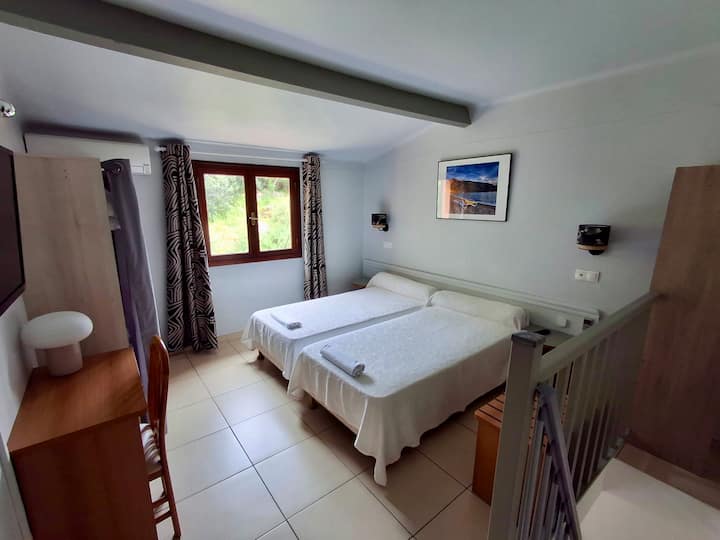 Lart, e arritshme nga shkallët japoneze, dhoma e gjumit ka dy krevate tek, një dollap magazinimi dhe një televizor, siç tregohet në fotografi.