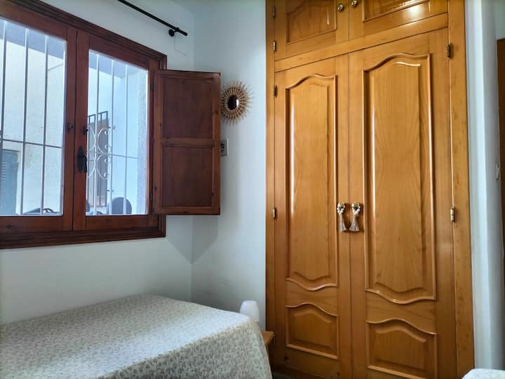 Spálňa s manželskou posteľou a dvoma 90 cm lôžkami. Ideálne pre dvojicu alebo dve deti!