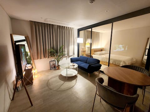 [Slow Day] Open Special # Emotional Warm Space, 2 minutes from Seokchon Station, 3 minutes from Seokchon Lake, 5 minutes from Jamsil Station, Lotte World, Jangbak Inquiry