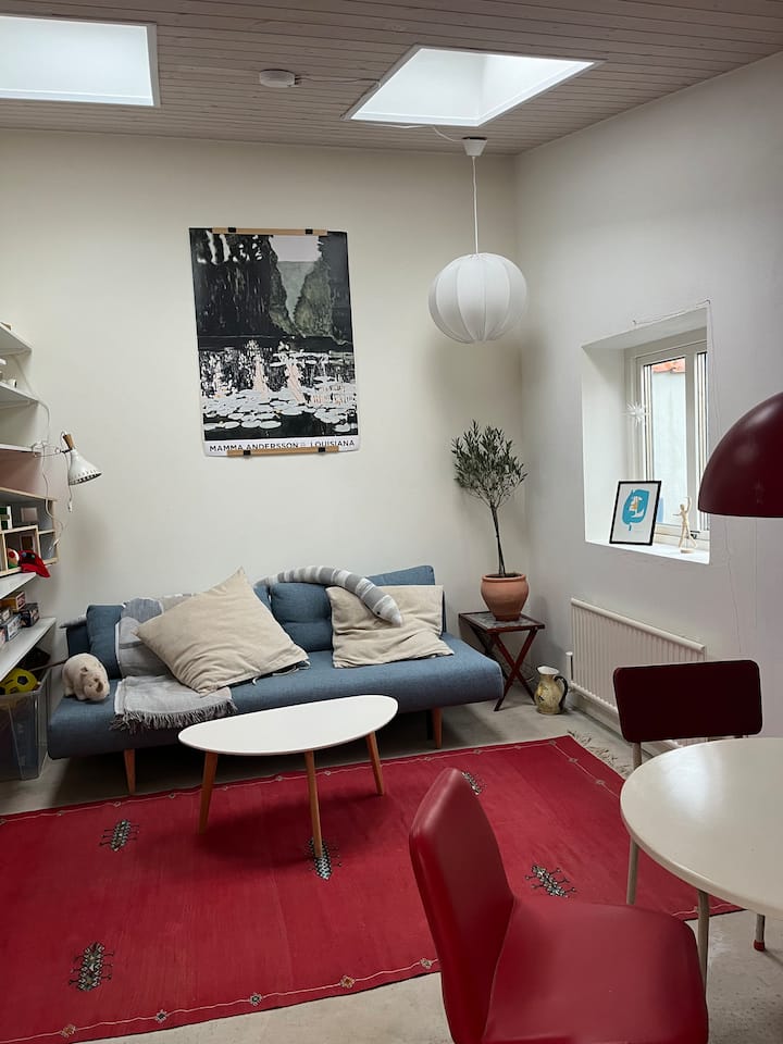 ห้องพักในบ้านติดกับอาคารหลักพร้อมเตียงคู่/โซฟาเบดที่สะดวกสบาย ในห้องพักยังมีถั่วและของเล่นเด็ก