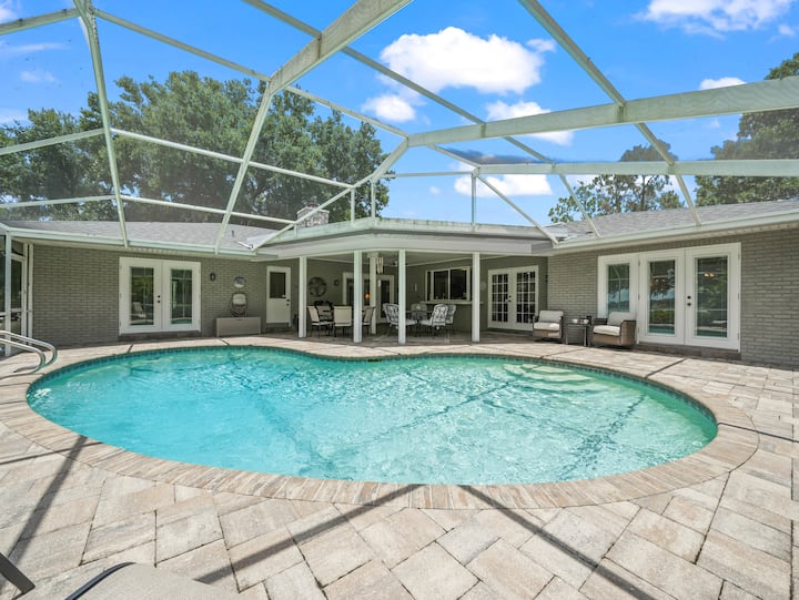 Lake Front! Spacious Home W/heated Pool & Kayaks - Lake Aurora, FL