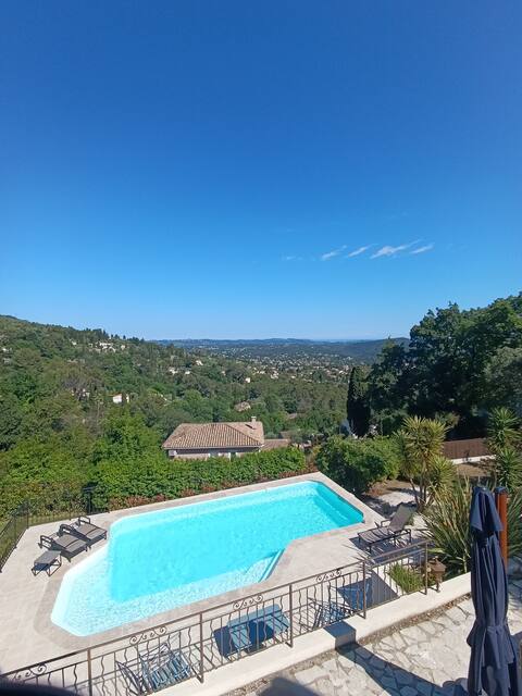 Swimming pool and panoramic view in Spéracèdes