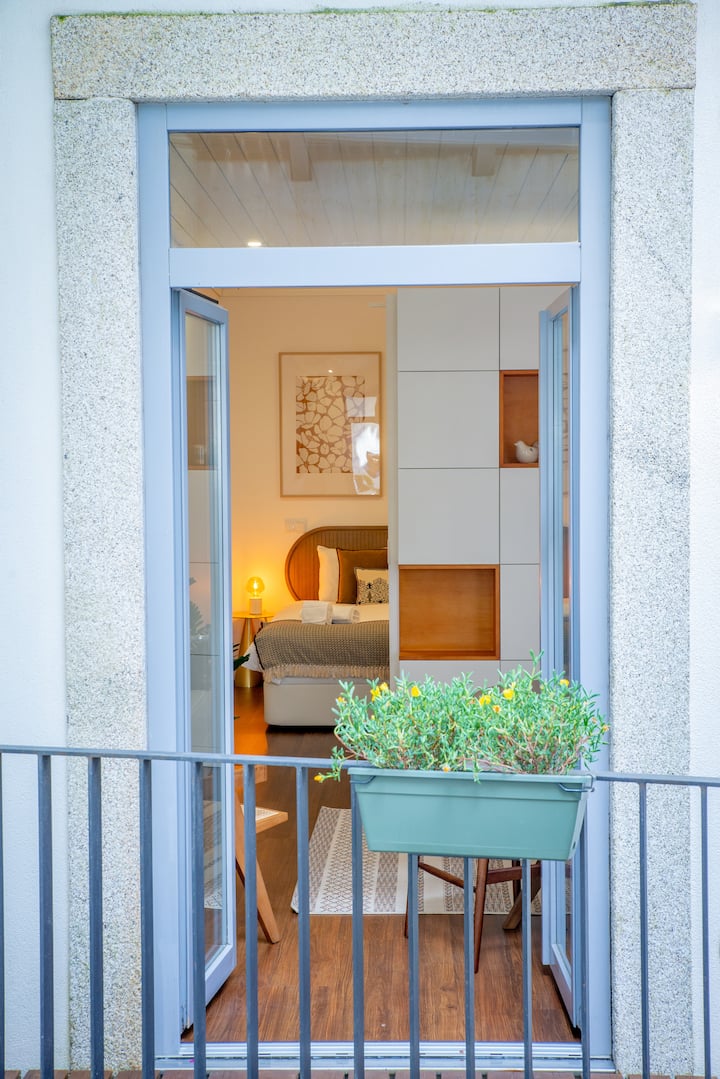 Secret Patio In Almada: Central Cozy Studio W/ Ac - Oporto