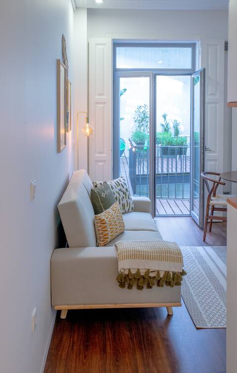 Successful Airbnb property: Secret Patio in Almada: Central Cozy Studio w/ AC in Porto