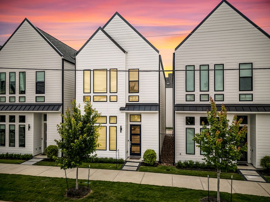 Modern New 3BR Near Stadium/Shopping/Fine Dining