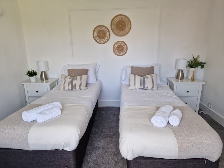 Დიდი საძინებელი ორადგილიანი საწოლებით, როგორც სტანდარტული, თუმცა ისინი შეიძლება დაკავშირებული იყოს ორადგილიანი საწოლის შექმნასთან მოთხოვნისამებრ.