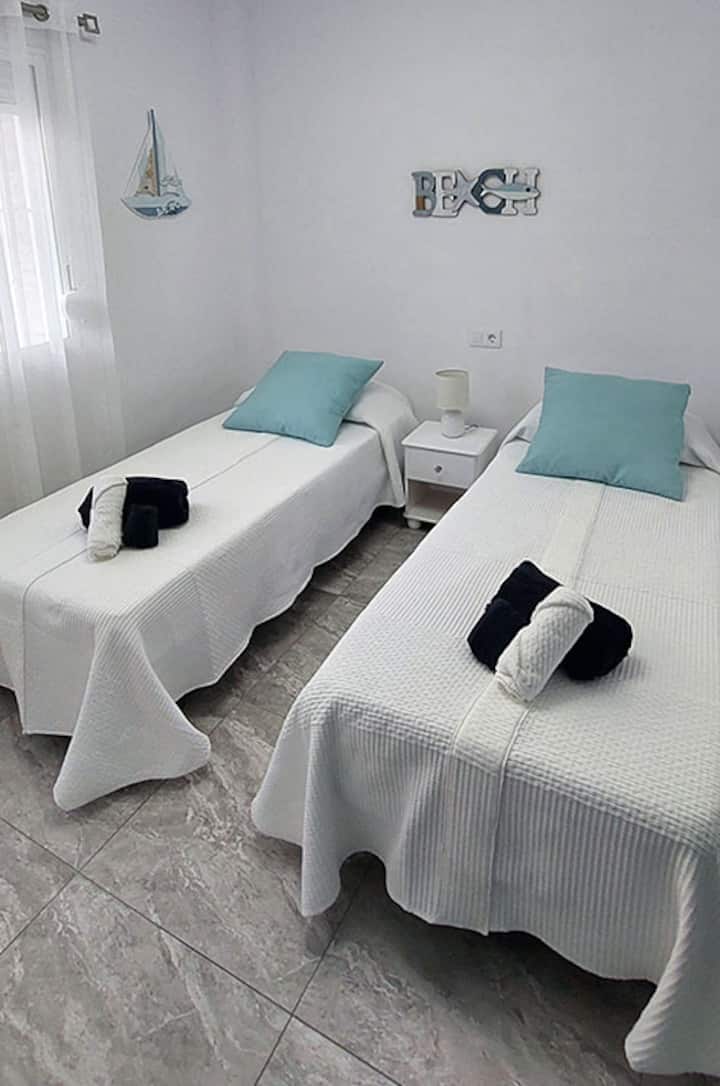 удобна соба, клима уред, тавански вентилатор, телевизор, wifi, вклучена крпа и чаршафи и гардероба 