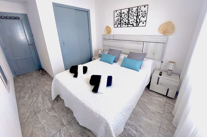 спална соба со брачен кревет, чаршафи, крпа, телевизор, wifi, клима уред, тавански вентилатор и гардероба 