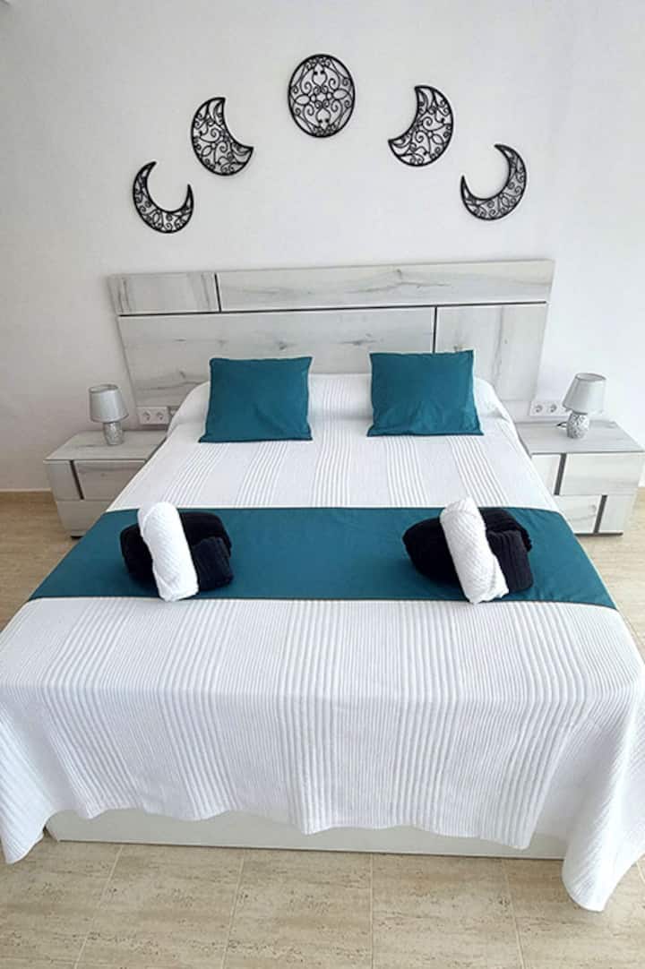 спална соба со сопствена бања, брачен кревет (широк 150-179 см), можност за два единечни кревета, клима уред, телевизор, тераса, балкон, wifi, соблекувална, чаршафи и крпа 