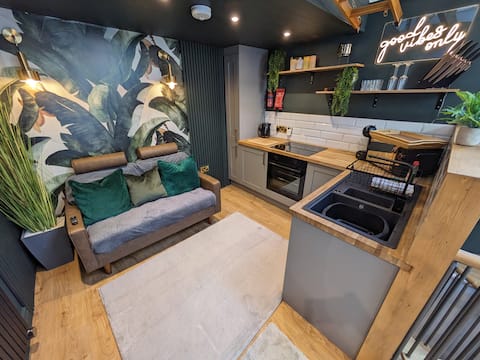 Top performing Airbnb: 'The Secret Garden' - exclusive *hot tub* in Bradford