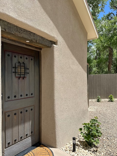 Riverview cabin with hot tub (STR26-215)