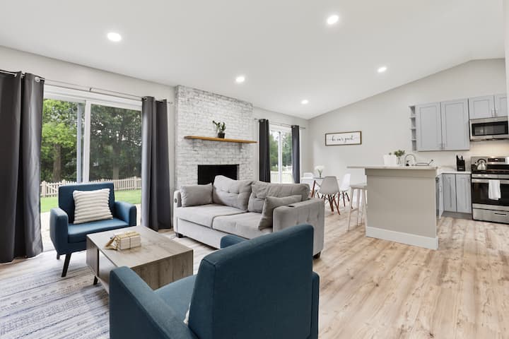 Modern Lux Escape: 3br & Gameroom - Algonquin, IL