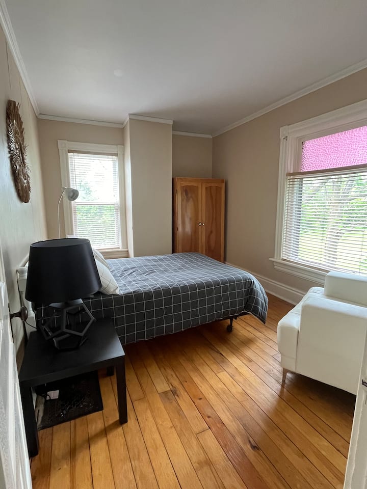 Предна спална соба со брачен кревет (широк 125