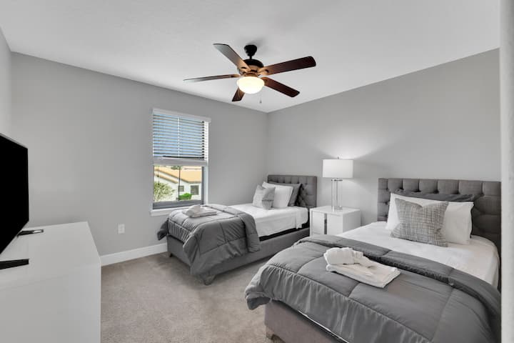 חדר זוגי מואר ומזמין, מושלם לילדים, חברים או אורחים נוספים. המרחב הנוח הזה, המעוצב בקפידה עם הרבה אור טבעי, מציע מקום מפלט מרגיע אחרי ימים של סיור בפארקי השעשועים של אורלנדו.