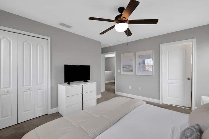 אחרי יום של ביקור בפארקי השעשועים, אפשר להירגע בחדר השינה השקט הזה, עם מיטת קינג-סייז, גוונים ניטרליים רכים והרבה אור טבעי. הנכס הזה, המוסתר בתוך אתר הנופש היפהפה באלמורל בפלורידה, בהאיינס סיטי, הוא המקום המושלם להירגע ולמלא מצברים.