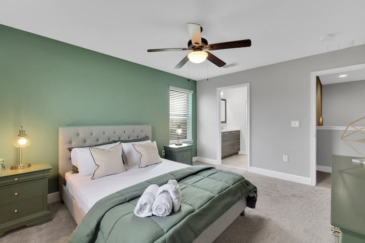 חדר השינה הכפול השלו הזה כולל גווני ירוק רך, מצעים רכים ותחושה מוארת ומאווררת, מושלם להירגעות אחרי יום בפארקי השעשועים של אורלנדו. מקום מפלט רגוע שמוסתר באתר הנופש היפהפה באלמורל, היינס סיטי.
