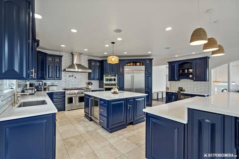 HOT TUB, Amazing Views, King Beds, Chefs Kitchen