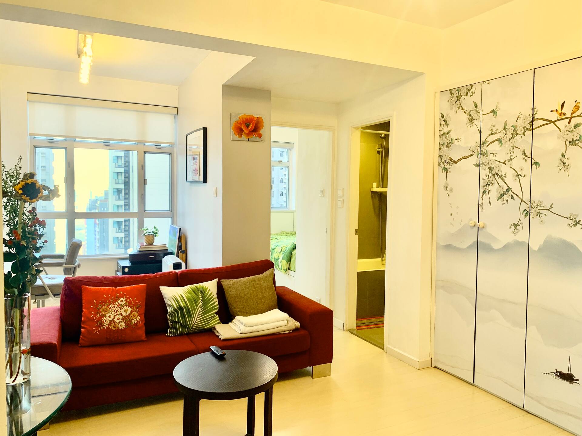 Mid-level 1br/1ba by escalator