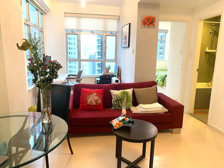 Mid-level 1br/1ba By Escalator - Sai Ying Pun