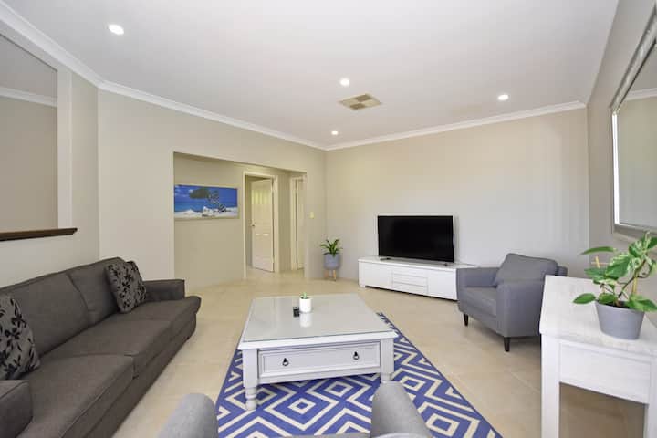 Walk To Shops/café/bus Stop-large Home With Pool - Mindarie