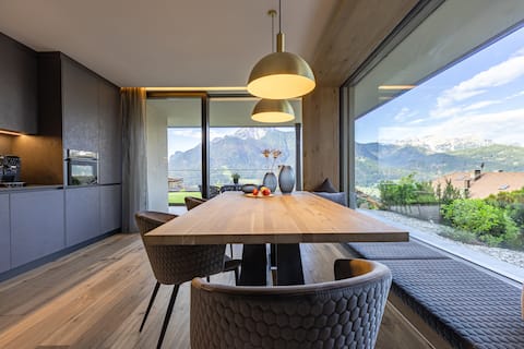 Enjoy: Golden Hill Carmen Stoll