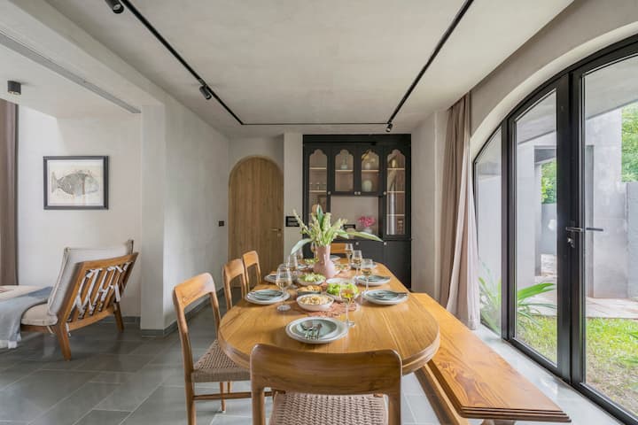 Dining area image 3