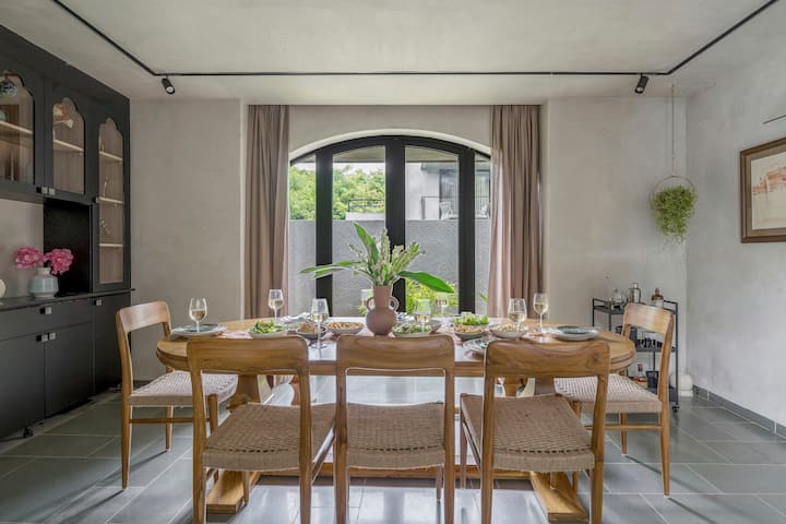 Dining area image 2