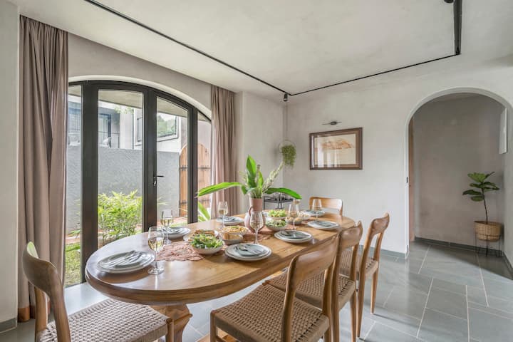 Dining area image 4
