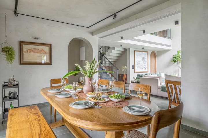 Dining area image 1