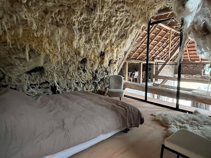 غرفة نوم Wolhalla مع غطاء جدار من جلد الغنم بنسبة 100%