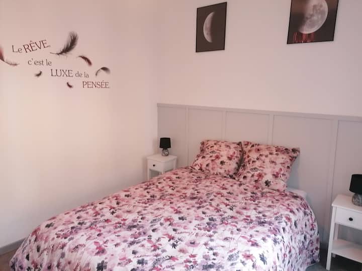 Un lit deux places confortable, idéal pour une nuit de sommeil réparatrice et agréable.